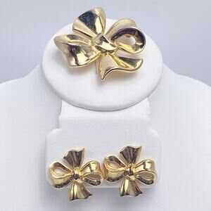 Vintage Trifari Gold Bow Brooch & Clip Earrings Set